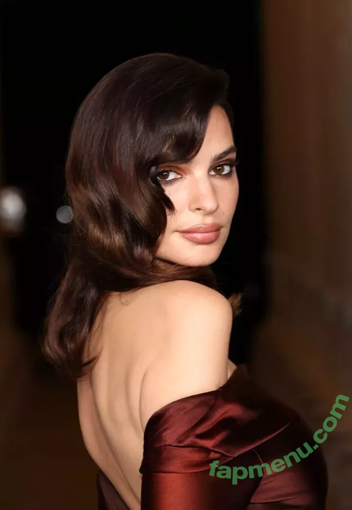 Emily Ratajkowski nude photo #7672 (emrata)