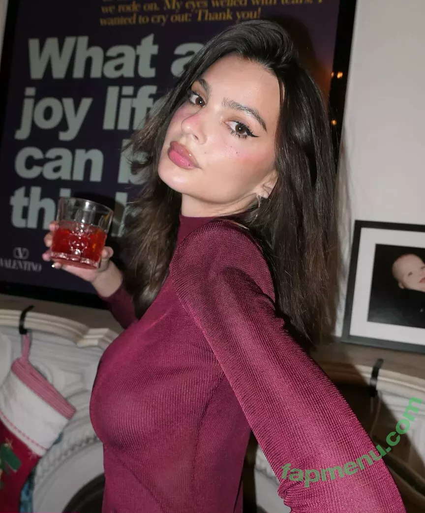 Emily Ratajkowski nude photo #7822 (emrata)