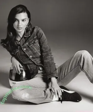 Emily Ratajkowski / emrata nude photo #8148