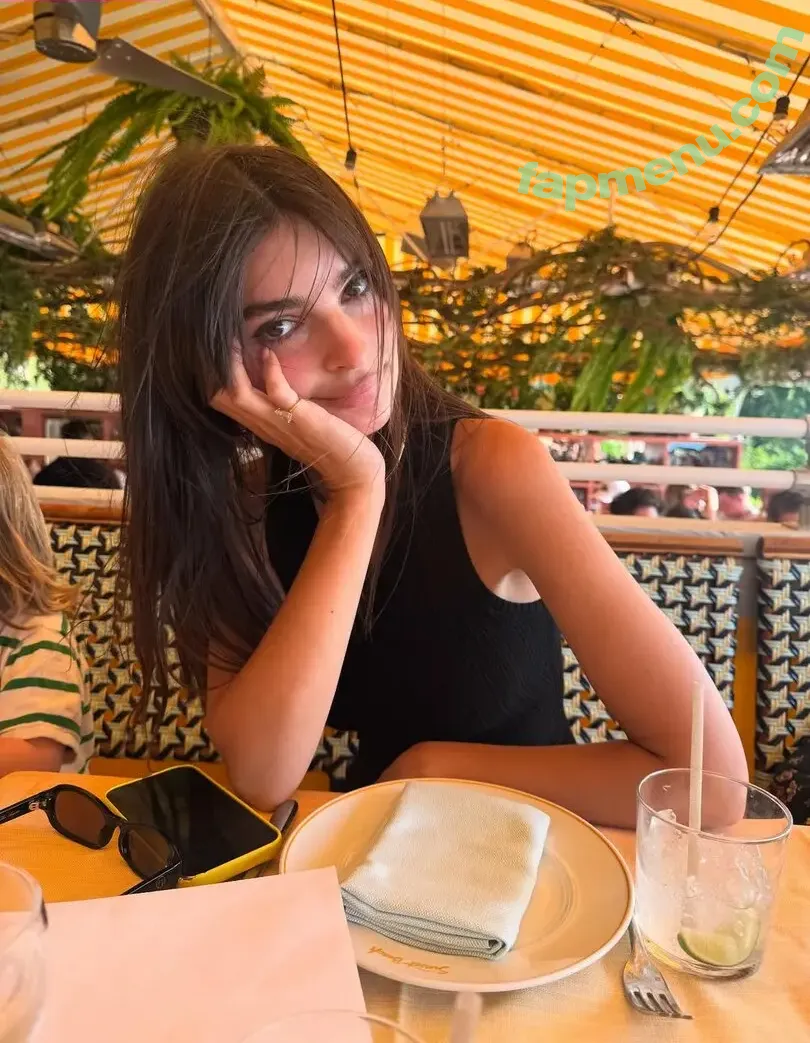 Emily Ratajkowski nude photo #8719 (emrata)