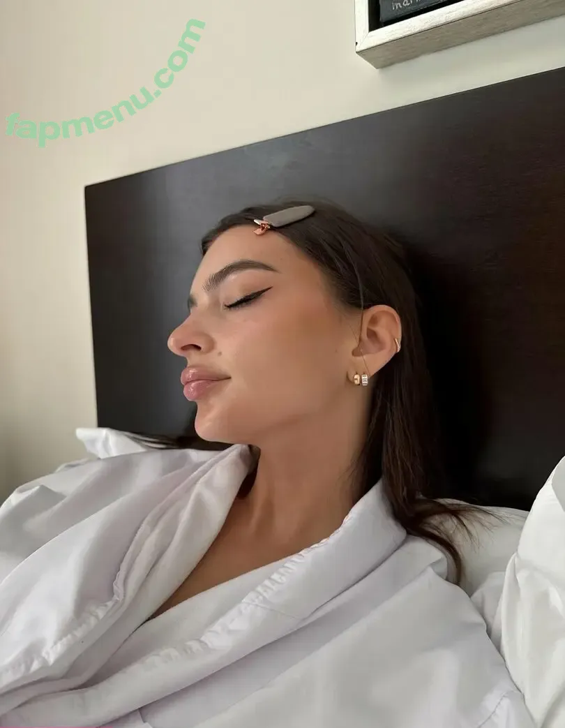 Emily Ratajkowski nude photo #8722 (emrata)