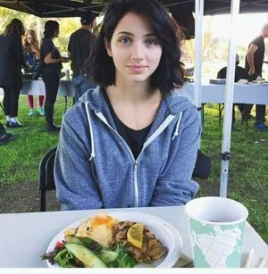 Emily Rudd / emilysteaparty nude photo #0001