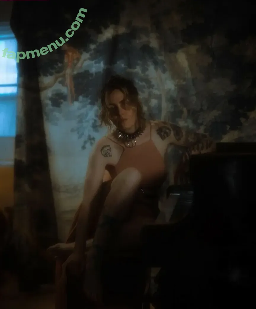 Emma Ruth Rundle nude photo #0012 (emmaruthrundle)