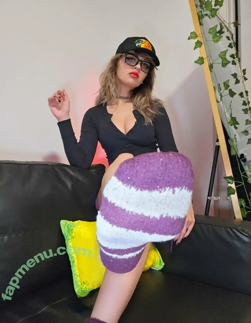 Emostonergorl nude photo #0896 (Obvious_Confusion699 / emo.stoner.gorl / smolstarcaster)