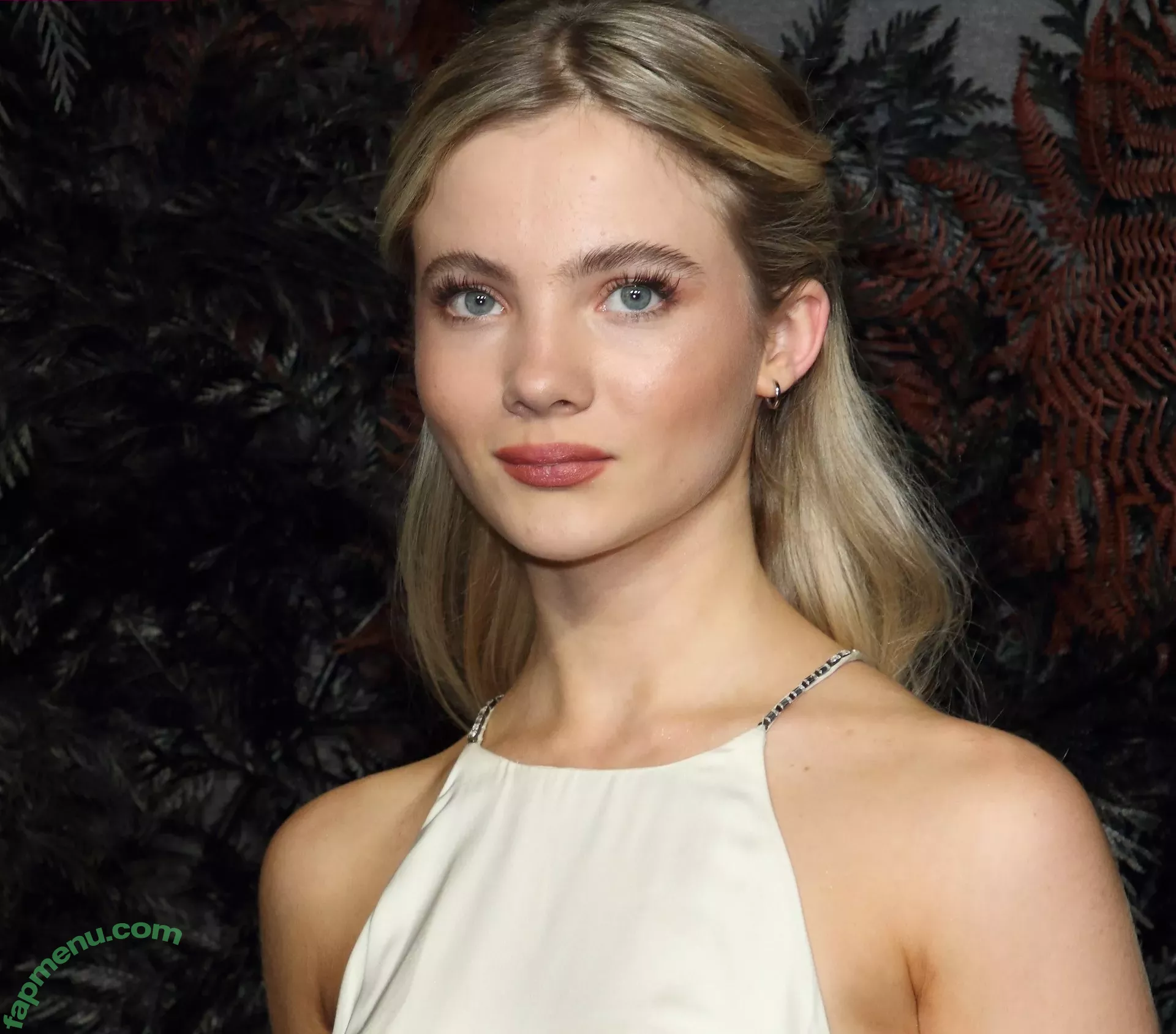 Freya Allan nude photo #0001 (Ciri / freyaallan / freyaallann)