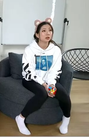 Fuslie / Leslie nude photo #0029