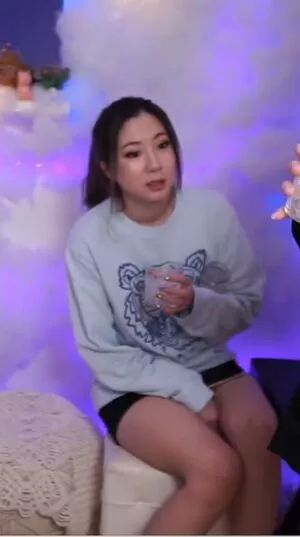 Fuslie / Leslie nude photo #0043