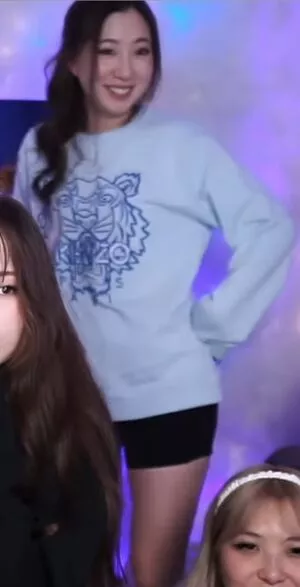 Fuslie / Leslie nude photo #0046