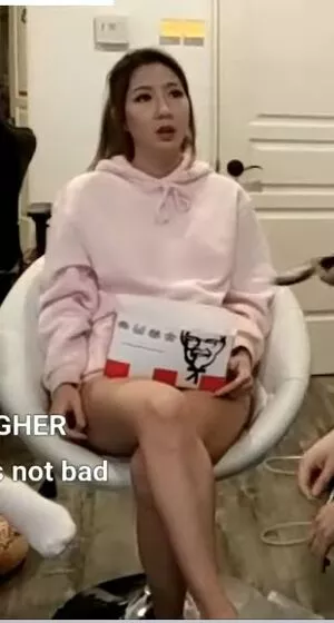 Fuslie / Leslie nude photo #0059