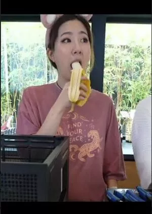 Fuslie / Leslie nude photo #0200