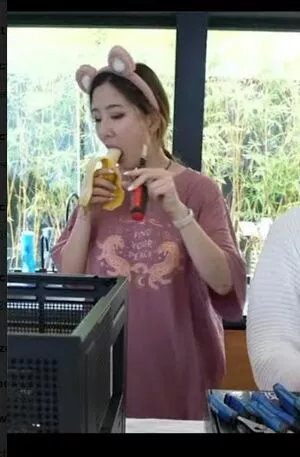 Fuslie / Leslie nude photo #0201