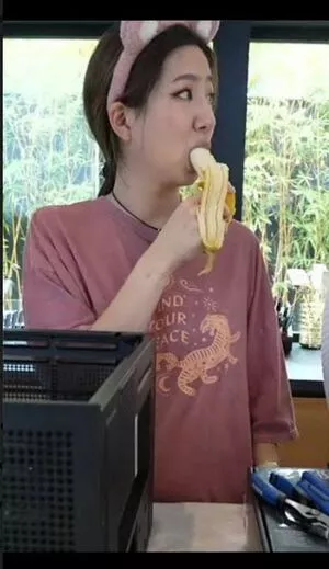Fuslie / Leslie nude photo #0202
