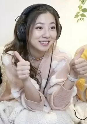 Fuslie / Leslie nude photo #0268