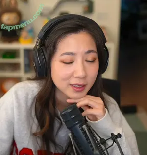 Fuslie / Leslie nude photo #0806