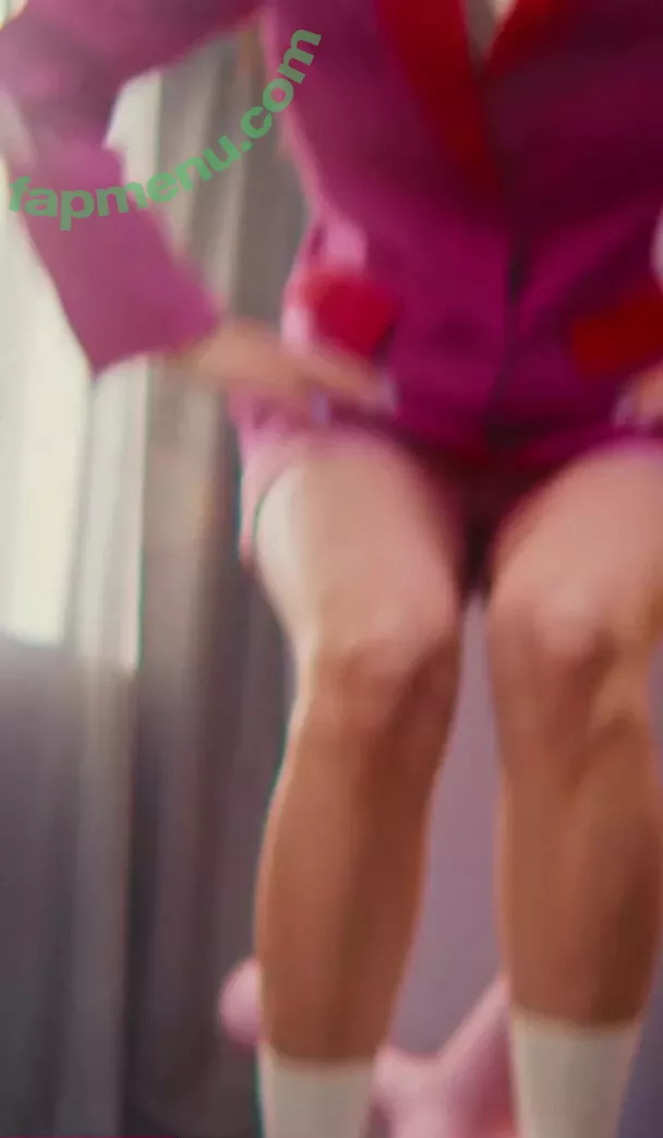 Fuslie nude photo #0020 (Leslie)