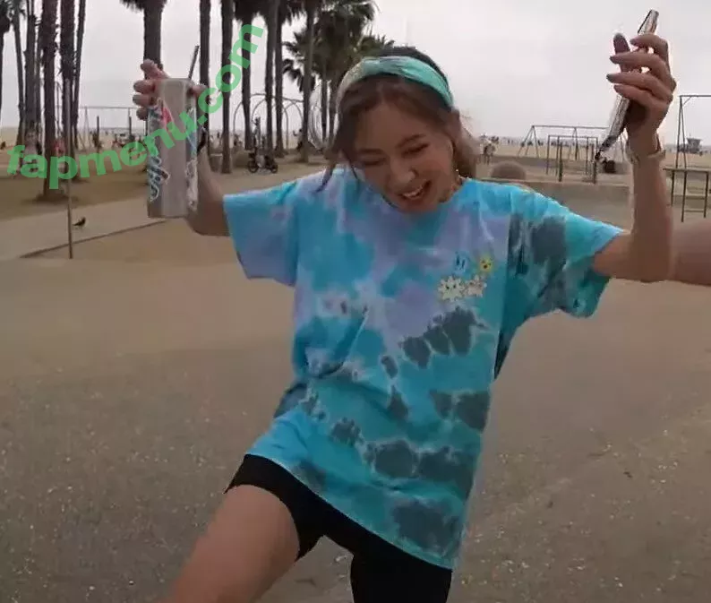 Fuslie nude photo #0304 (Leslie)
