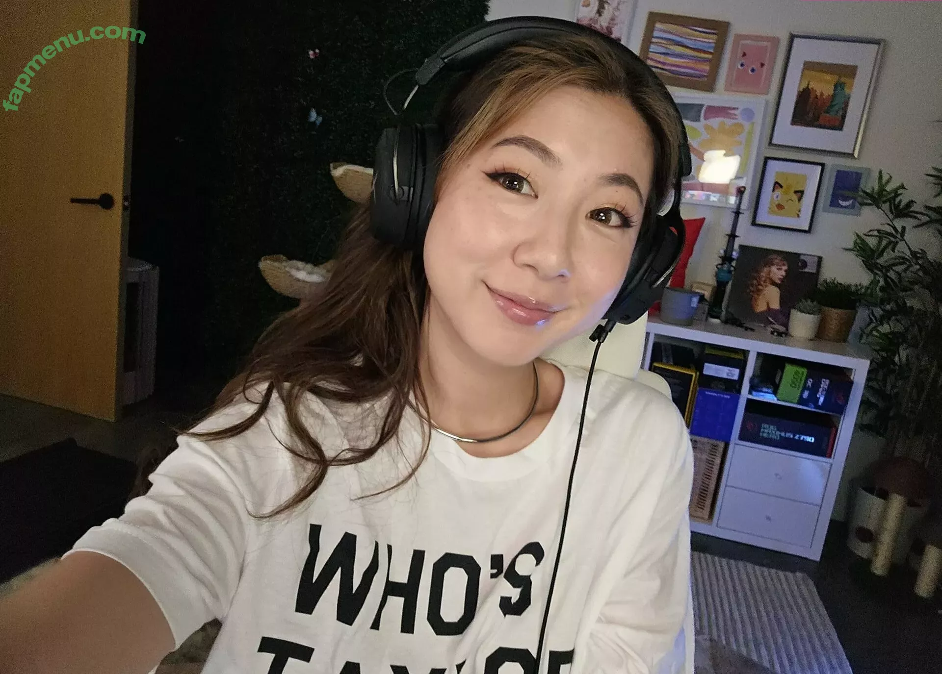 Fuslie nude photo #0318 (Leslie)