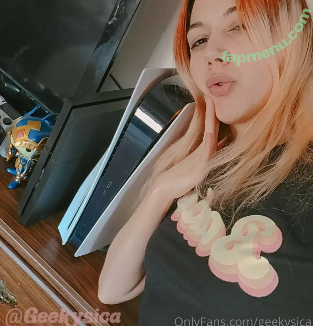 geekysica nude photo #0010 (geekysea)