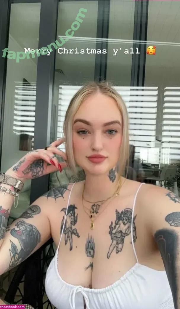 GothQueen nude photo #0001 (GothQueen)