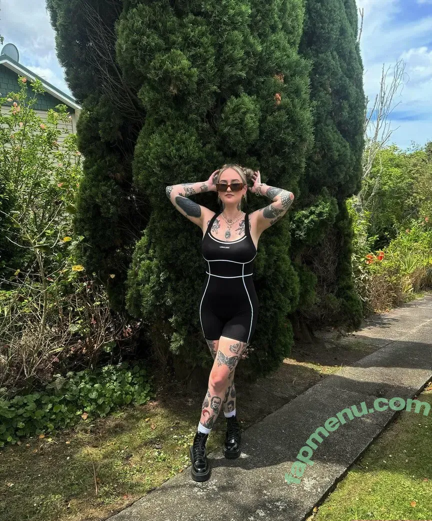 GothQueen nude photo #0002 (GothQueen)