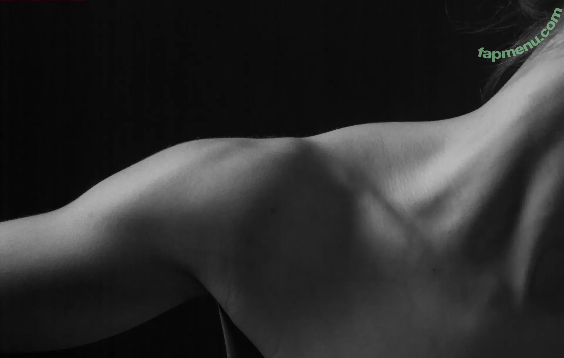 Gray Scale nude photo #0003 (Gray Scale)