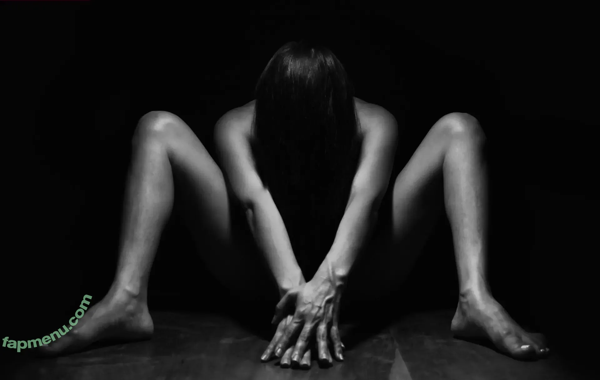 Gray Scale nude photo #0006 (Gray Scale)