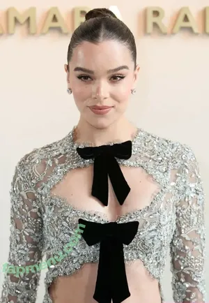 Hailee Steinfeld / haileesteinfeld nude photo #0022
