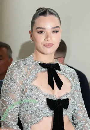 Hailee Steinfeld / haileesteinfeld nude photo #0025