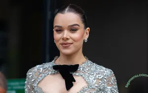 Hailee Steinfeld / haileesteinfeld nude photo #0035