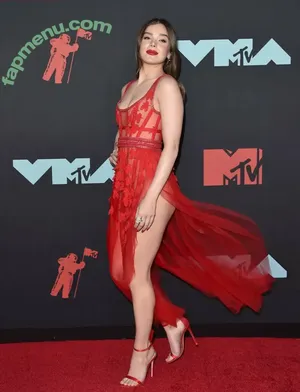 Hailee Steinfeld / haileesteinfeld nude photo #0050
