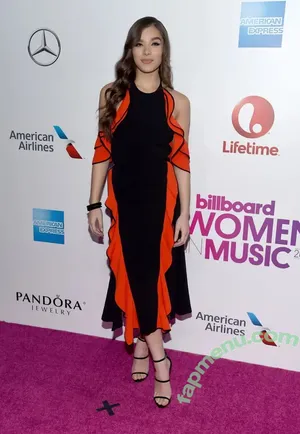 Hailee Steinfeld / haileesteinfeld nude photo #0065