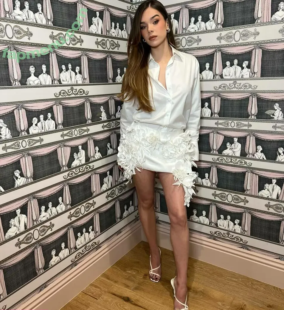 Hailee Steinfeld nude photo #0053 (haileesteinfeld)