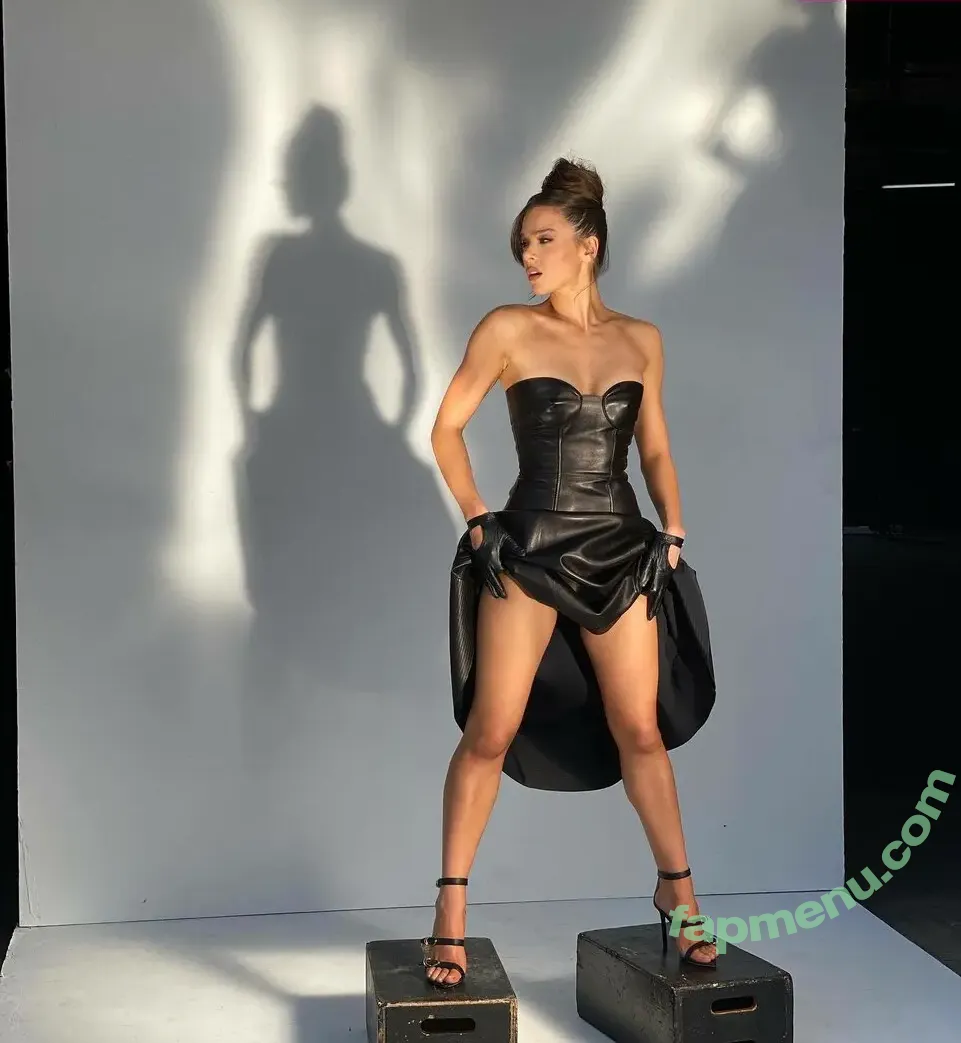 Hailee Steinfeld nude photo #0066 (haileesteinfeld)