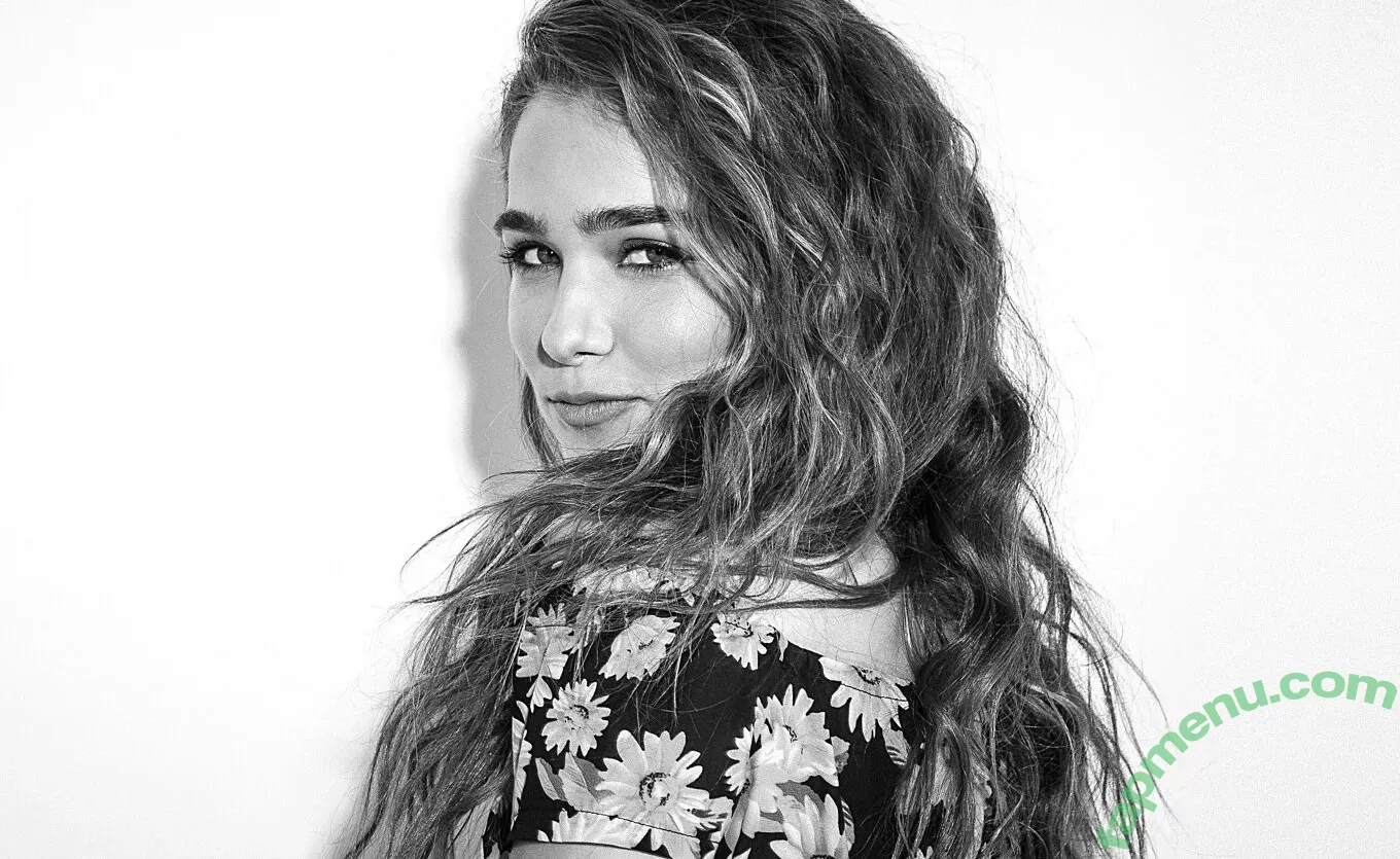 Haley Lu Richardson nude photo #0043 (haleyluhoo)