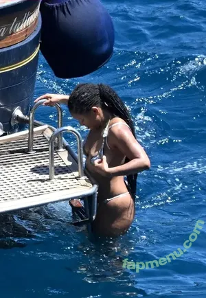 Halle Bailey / chloebaileyyy / hallebailey nude photo #0113