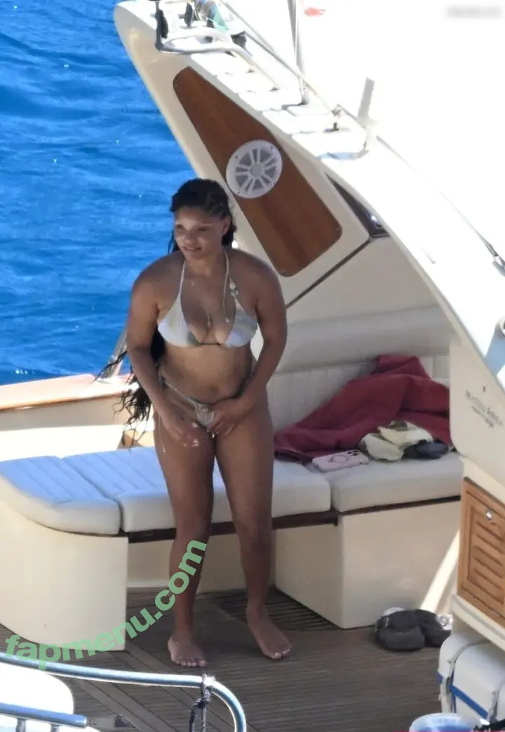 Halle Bailey nude photo #0102 (chloebaileyyy / hallebailey)