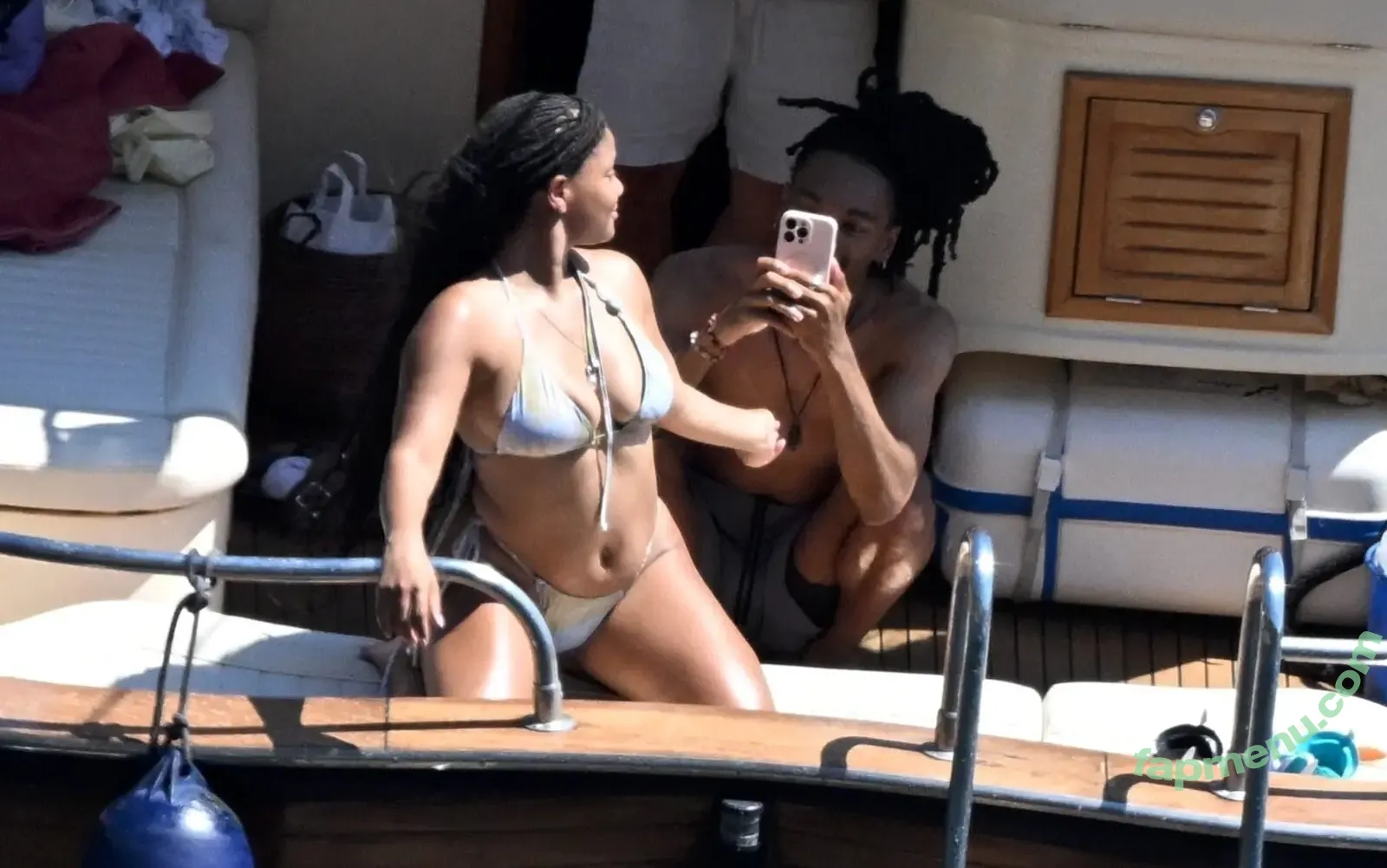 Halle Bailey nude photo #0105 (chloebaileyyy / hallebailey)