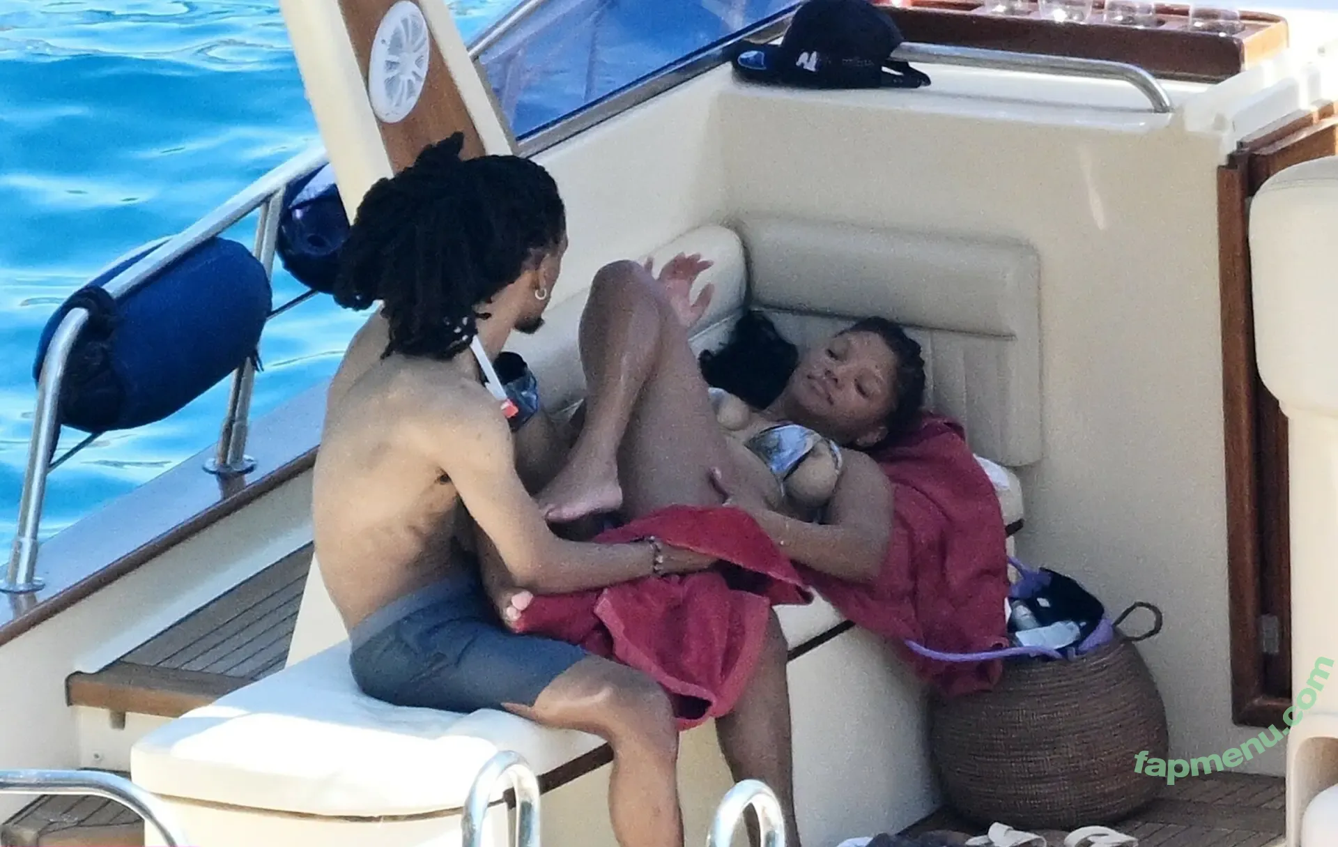 Halle Bailey nude photo #0135 (chloebaileyyy / hallebailey)