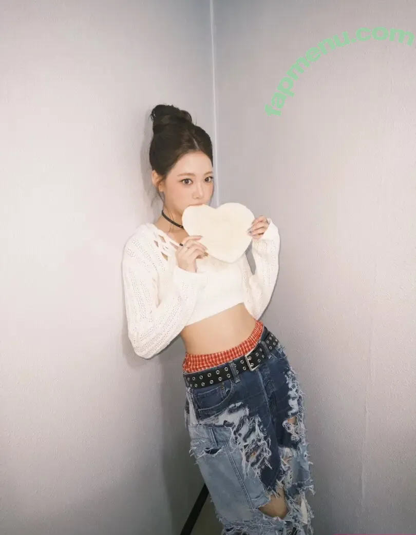 Hong Eunchae 홍은채 nude photo #0052 (LESSERAFIM / hhh.e_c.v)