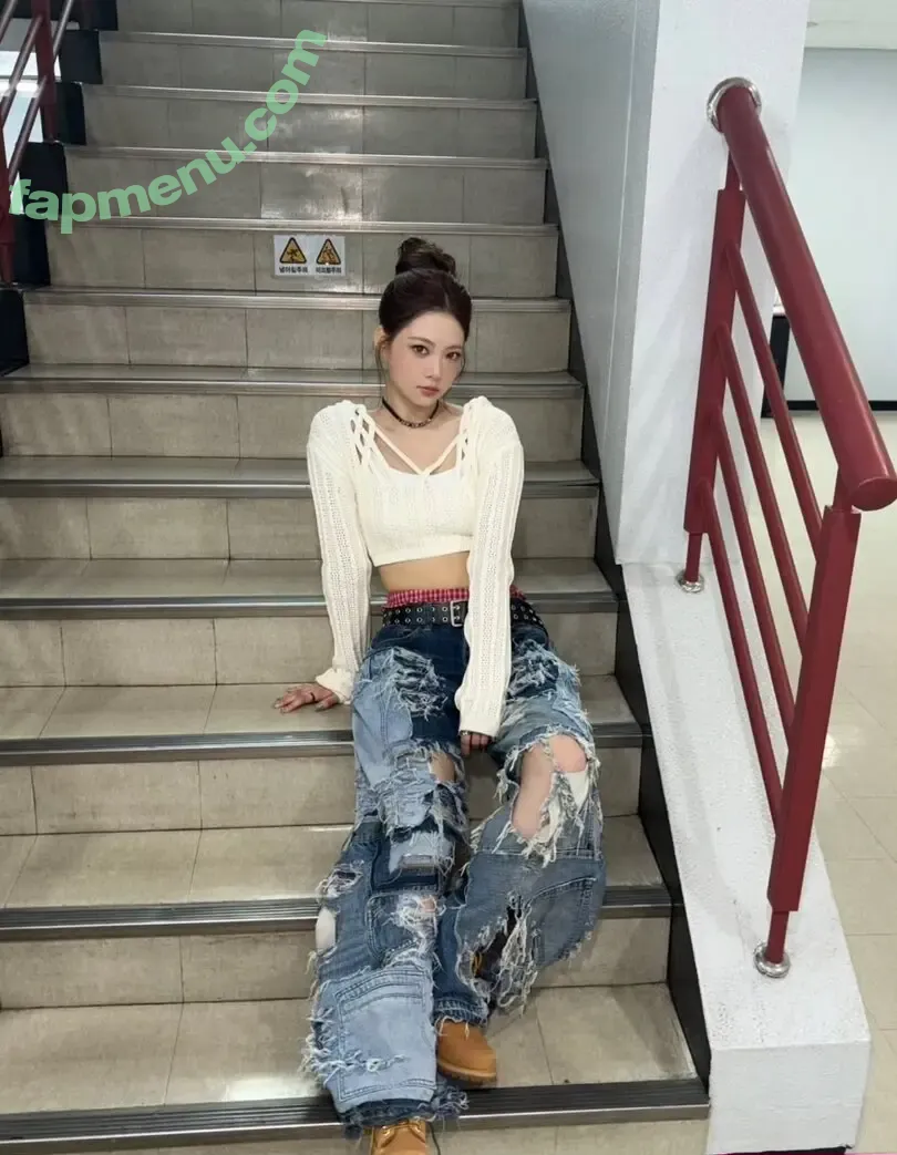 Hong Eunchae 홍은채 nude photo #0053 (LESSERAFIM / hhh.e_c.v)