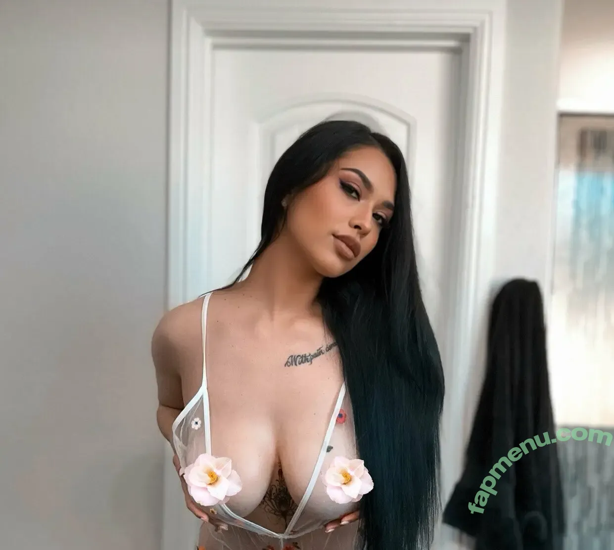 Iluvsiri nude photo #0063 (iluvsarahii)