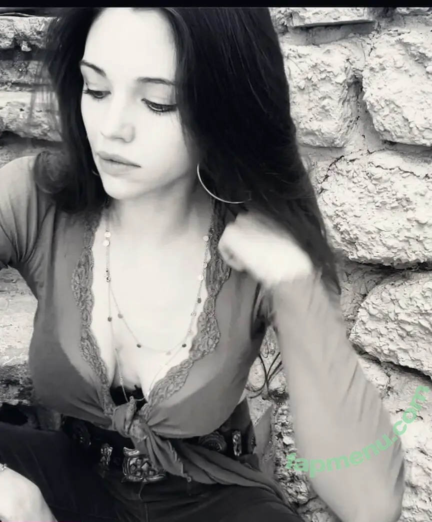 India Eisley nude photo #0156 (indiaeisley)