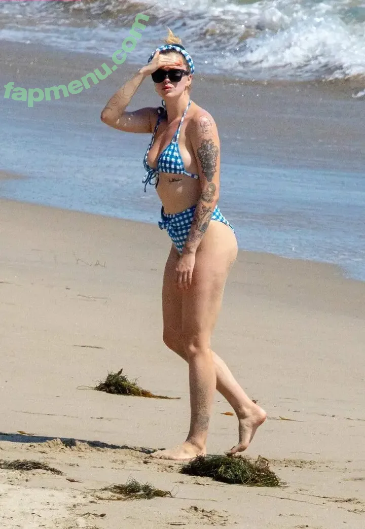 Ireland Baldwin nude photo #0582 (chloebaldwin... / irelandirelandireland)