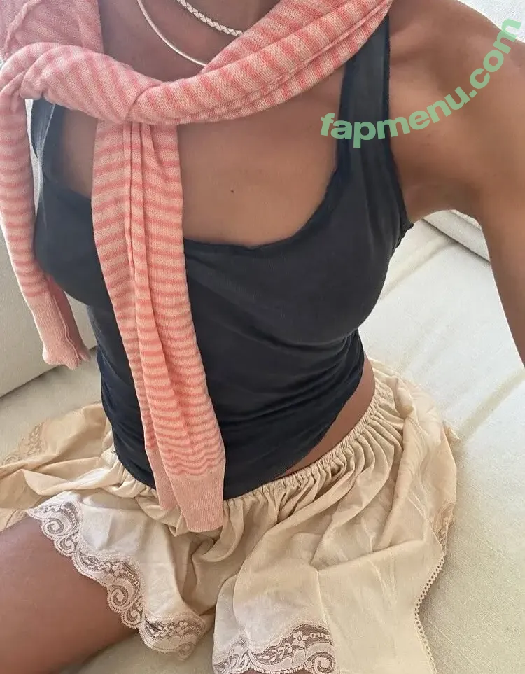 Iris Law nude photo #0293 (icelandicgirl69 / lirisaw)