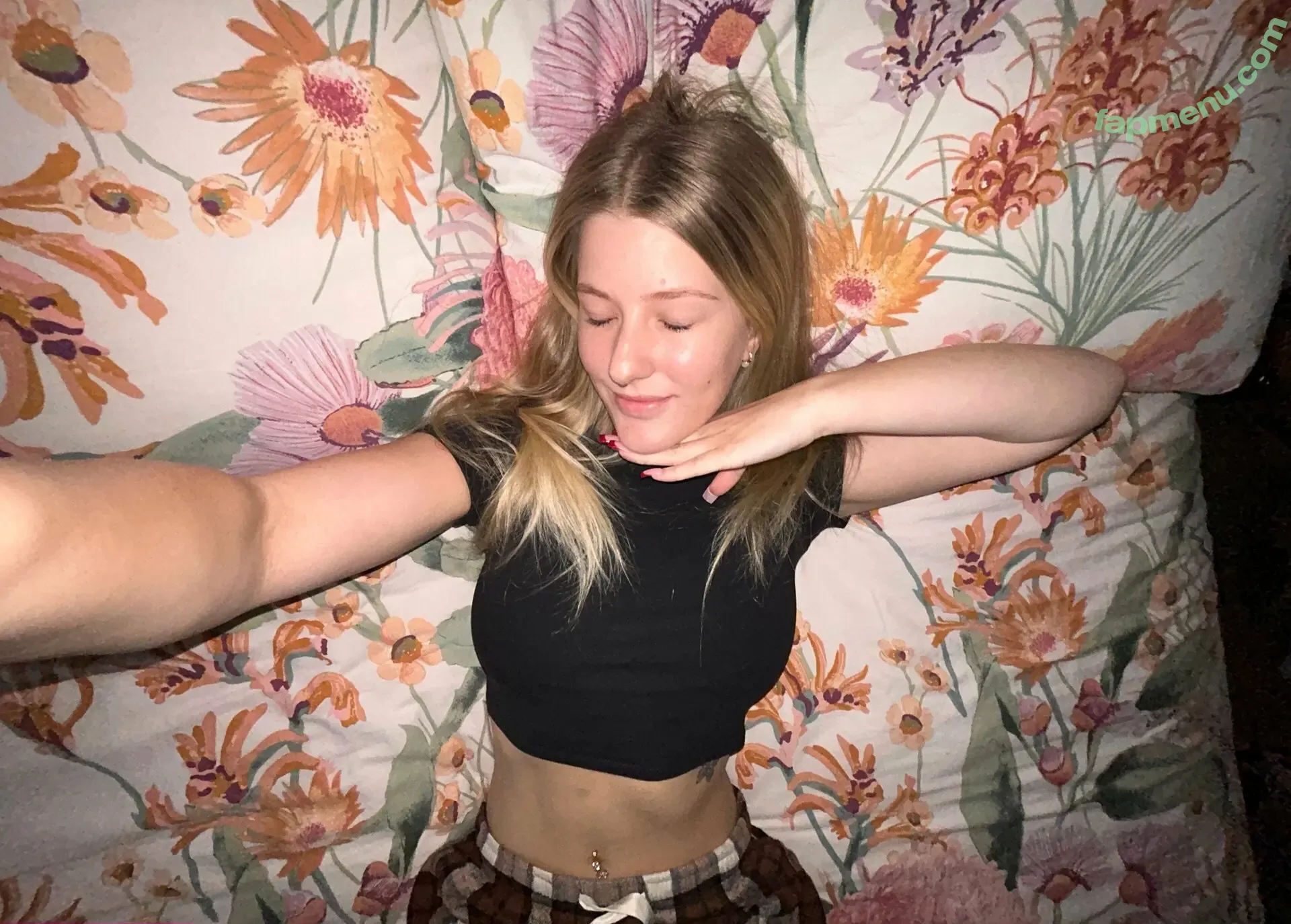 isla.mae nude photo #0001 (isla_mae_music)