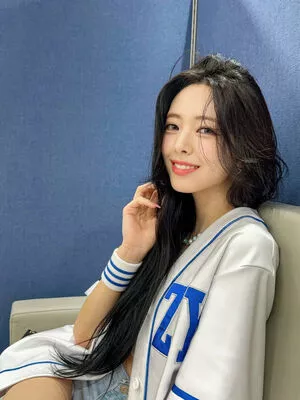 itzy.all.in.us / Shin Yu Na / Yuna ITZY / 유나 nude photo #0023