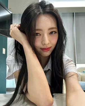 itzy.all.in.us / Shin Yu Na / Yuna ITZY / 유나 nude photo #0030