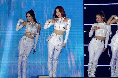 itzy.all.in.us / Shin Yu Na / Yuna ITZY / 유나 nude photo #0084