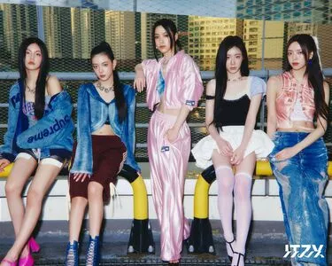 itzy.all.in.us / Shin Yu Na / Yuna ITZY / 유나 nude photo #0195