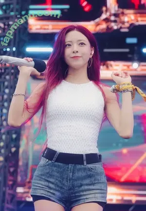 itzy.all.in.us / Shin Yu Na / Yuna ITZY / 유나 nude photo #0668